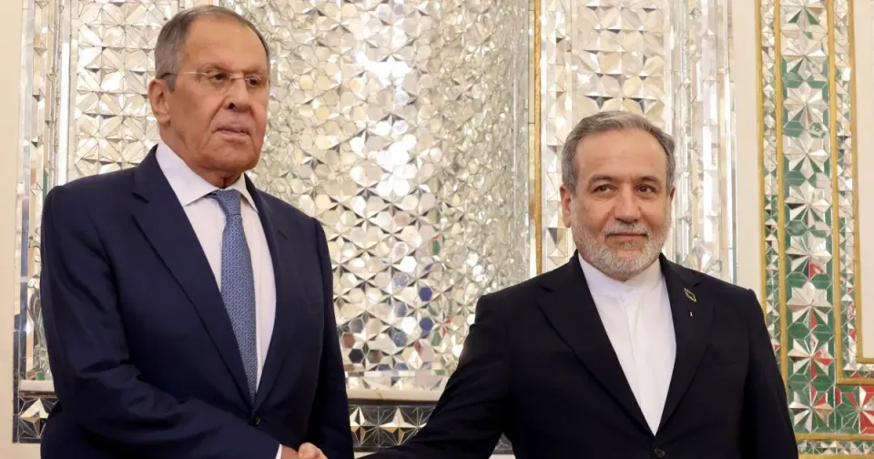 Editorial photograph illustrating Russia gains from the Iran war, but escalation limits Moscow’s room to exploit it