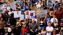 Editorial photograph illustrating ‘No Kings’ rallies pivot to early-voting drive before US midterms